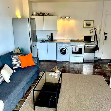 Front In Apartman *